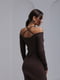 Трикотажное коричневое платье в рубчик с открытыми плечами | 6853141 | фото 2