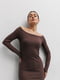 Трикотажное коричневое платье-футляр в рубчик с открытыми плечами | 6853151 | фото 2
