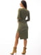 Трикотажное оливковое платье-футляр с вырезами на талии | 6853160 | фото 2