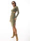 Трикотажное оливковое платье-футляр с вырезами на талии | 6853160