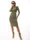 Трикотажное оливковое платье-футляр с вырезами на талии | 6853160 | фото 3
