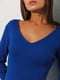 Вязаное синее платье-миди в рубчик с разрезом сбоку | 6853200 | фото 2