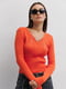 Вязаный оранжевый пуловер с цепочкой на горловине | 6853266 | фото 3