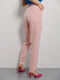 Зауженные розовые брюки с асимметричным низом | 6853397 | фото 2