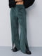 Велюровые расклешенные зеленые брюки на байке | 6853401 | фото 3