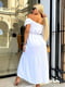 Сукня з відкритими плечами і асиметричним розрізом біла | 6858828 | фото 2