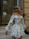 Біла сукня міні в квітковий принт з імітацією корсета та драпіровкою під грудьми | 6858547 | фото 2