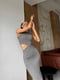 Силуетна сіра сукня міді з фігурним вирізом на талії | 6858650 | фото 4