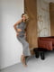 Силуетна сіра сукня міді з фігурним вирізом на талії | 6858650 | фото 5