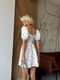 Біла сукня міні з мусліну в квітковий принт з імітацією чашки на підкладці | 6858658 | фото 2