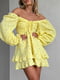 Жовта сукня міні з мусліну в квітковий принт з регульованою збіркою на грудях та широкими об”ємними рукавами | 6858665 | фото 2