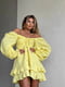 Жовта сукня міні з мусліну в квітковий принт з регульованою збіркою на грудях та широкими об”ємними рукавами | 6858665 | фото 4