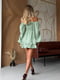 Зелена сукня міні з мусліну в квітковий принт з регульованою збіркою на грудях та широкими об”ємними рукавами | 6858667 | фото 3