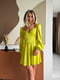 Жовта сатинова сукня міні з об”ємними широкими рукавами та імітацією чашок | 6858673 | фото 2