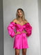 Рожева сатинова сукня міні з об”ємними широкими рукавами та імітацією чашок | 6858674 | фото 2