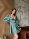Зелена сатинова сукня міні  з об”ємними широкими рукавами та імітацією чашок | 6858677 | фото 2
