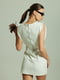 Біла сукня-футляр з акцентними плечима | 6859547 | фото 4