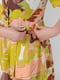 Платье А-силуэта горчичного цвета с принтом и поясом | 6861801 | фото 5