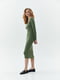 Приталенное платье с длинным рукавом оливковое | 6862834 | фото 4