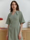 Напівприталена сукня-міні з V-подібним вирізом оливкова | 6862894 | фото 2