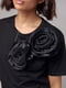 Чорна трикотажна футболка з об'ємними квітками | 6863289 | фото 4