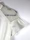 Біла коротка сукня, декорована мереживом | 6863444 | фото 3