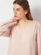 Светло-розовая блуза с V-образным вырезом и рукавами на манжетах | 6865310 | фото 4