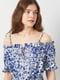 Бело-синяя топ-блузка в цветочный принт на резинке | 6865312 | фото 4