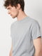 Сіра трикотажна футболка класичного крою з круглою горловиною та прямим низом | 6865320 | фото 4