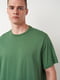 Зеленая трикотажная футболка  классического кроя с круглой горловиной и прямым низом | 6865330 | фото 4