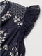 Трикотажная темно-синяя блуза в цветочный принт с  кружевной кокеткой,  оборкой на плечах и эластичным швом под грудью | 6865352 | фото 2