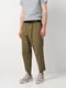 Укороченные  брюки цвета хаки с прорезными карманами | 6865414