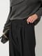Черные свободного кроя брюки с зауженными брючинами со складками | 6865440 | фото 4
