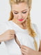 Біла  перфорована блузка А-силуету з короткими рукавами  для вагітних та годуючих мам з секретом годування | 6865659 | фото 2