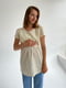 Блузка А-силуету молочного кольору з короткими рукавами та прошвою понизу для вагітних та годуючих мам з секретом годування | 6865671 | фото 3