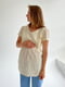 Блузка А-силуету молочного кольору з короткими рукавами та прошвою понизу для вагітних та годуючих мам з секретом годування | 6865671 | фото 4