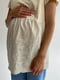 Блузка А-силуету молочного кольору з короткими рукавами та прошвою понизу для вагітних та годуючих мам з секретом годування | 6865671 | фото 5