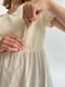 Блузка А-силуету молочного кольору з короткими рукавами та прошвою понизу для вагітних та годуючих мам з секретом годування | 6865671 | фото 7