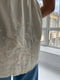 Блузка А-силуету молочного кольору з короткими рукавами та прошвою понизу для вагітних та годуючих мам з секретом годування | 6865671 | фото 9