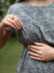 Сіра принтована сукня для вагітних та годуючих мам з секретом для годування | 6866070 | фото 2