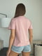 Темно-рожева бавовняна футболка з принтом та написом | 6871789 | фото 3