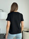 Чорна бавовняна футболка з принтом та написом | 6871800 | фото 3