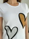 Біла трикотажна футболка з блискучими серцями | 6871850 | фото 4