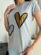 Сіра трикотажна футболка з блискучими серцями | 6871851 | фото 4