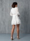 Белое кружевное платье с вырезом и пуговицами | 6873962 | фото 3