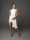 Молочное обтягивающее платье с разрезом на ноге | 6874007 | фото 2