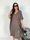 Практична темно-бежева сукня вільного крою з дизайнерською вишивкою | 6874259 | фото 6