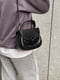 Чорна сумка крос-боді на ремінці | 6875263 | фото 10