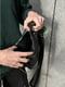 Чорна сумка крос-боді з ремінцем і ланцюжком | 6875436 | фото 10