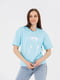 Блакитна бавовняна футболка з принтом | 6875705
